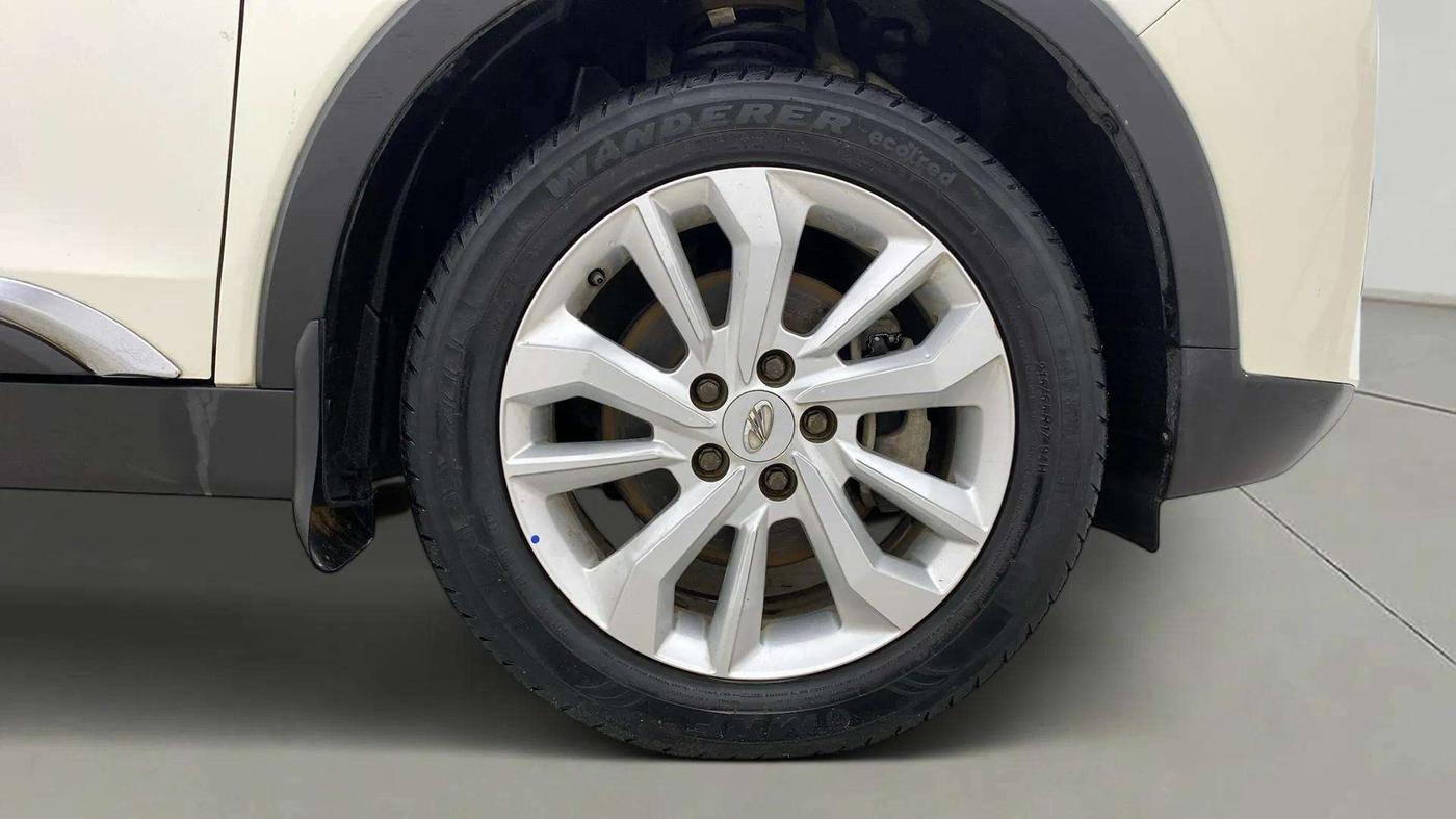 2020 Mahindra XUV300 W8 1.2 PETROL, Petrol, Manual, 44,230 km, Right Front Wheel