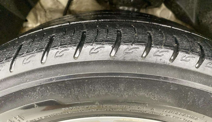 2020 Mahindra XUV300 W8 1.2 PETROL, Petrol, Manual, 44,230 km, Left Front Tyre Tread