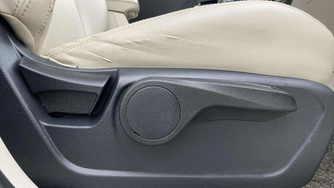2020 Mahindra XUV300 W8 1.2 PETROL, Petrol, Manual, 44,230 km, Driver Side Adjustment Panel