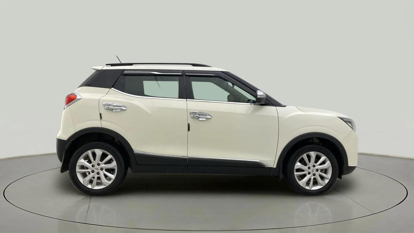 2020 Mahindra XUV300 W8 1.2 PETROL, Petrol, Manual, 44,230 km, Right Side View