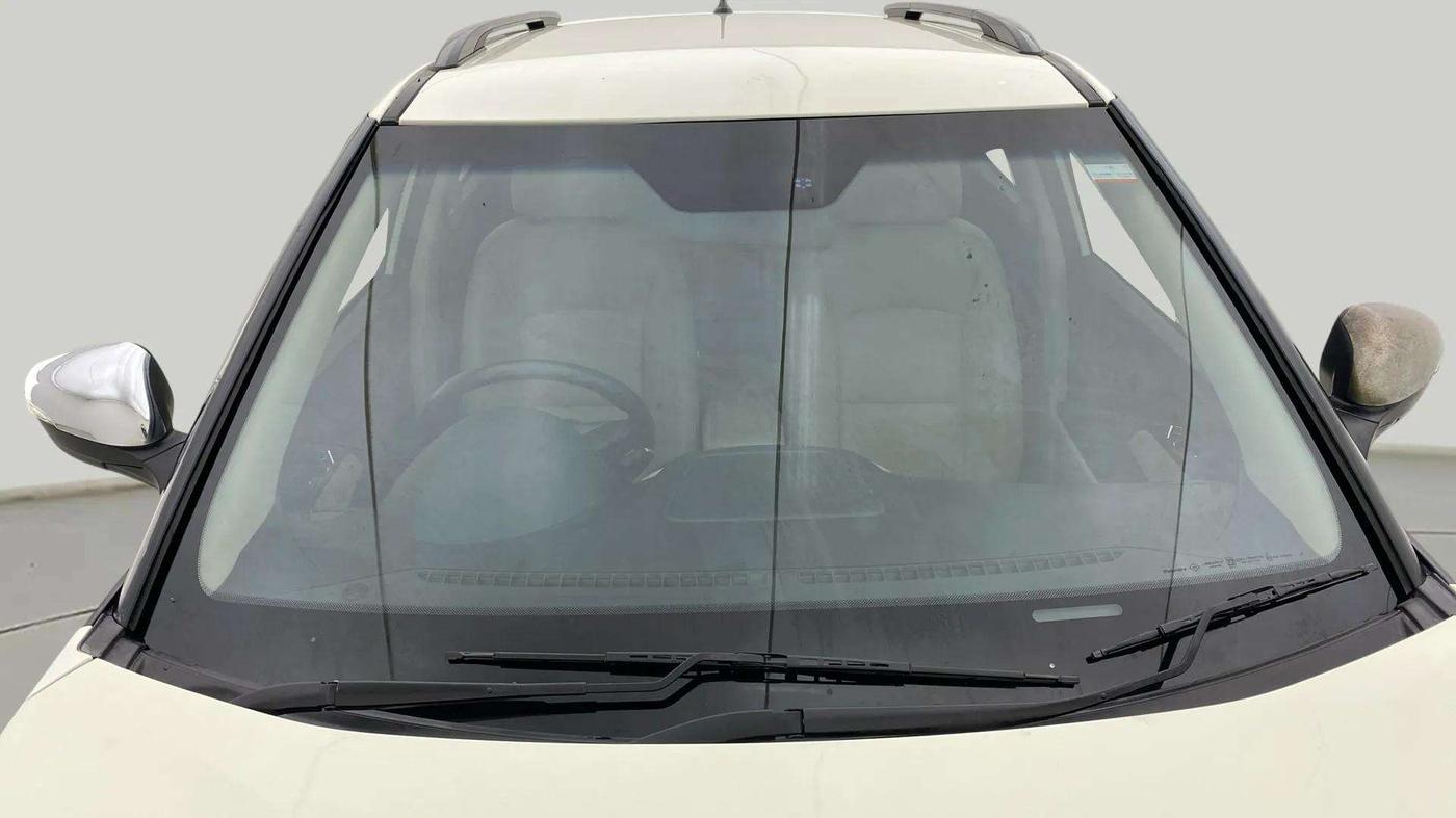 2020 Mahindra XUV300 W8 1.2 PETROL, Petrol, Manual, 44,230 km, Front Windshield