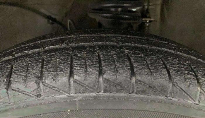 2019 Maruti Alto LXI CNG, CNG, Manual, 24,872 km, Left Front Tyre Tread
