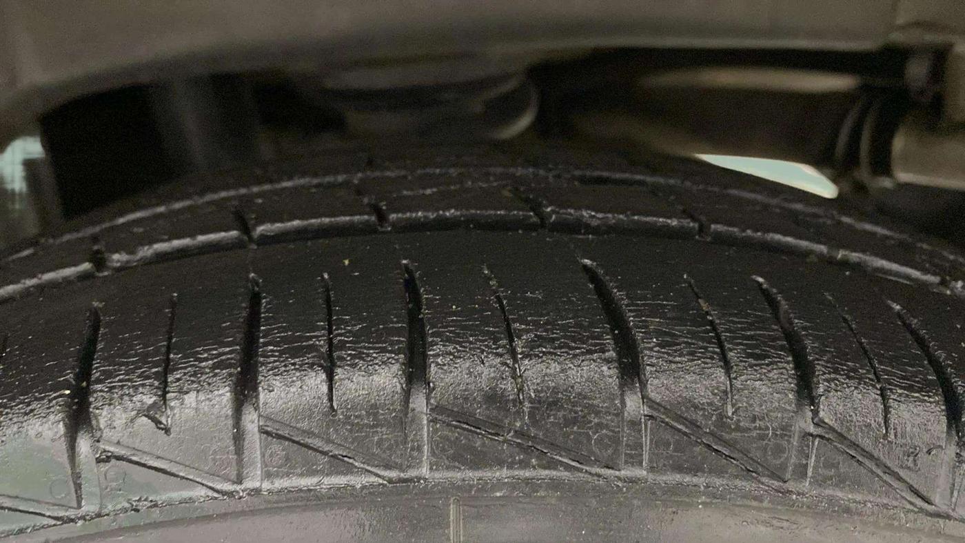 2019 Maruti Alto LXI CNG, CNG, Manual, 24,872 km, Left Rear Tyre Tread