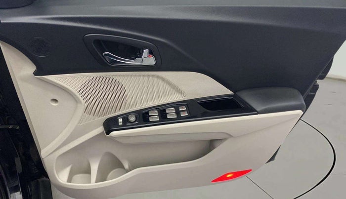 2020 Mahindra XUV300 W8 (O) 1.5 DIESEL, Diesel, Manual, 95,875 km, Driver Side Door Panels Control