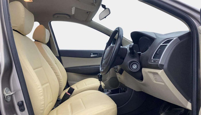 2014 Hyundai i20 MAGNA (O) 1.2, Petrol, Manual, 1,02,936 km, Right Side Front Door Cabin