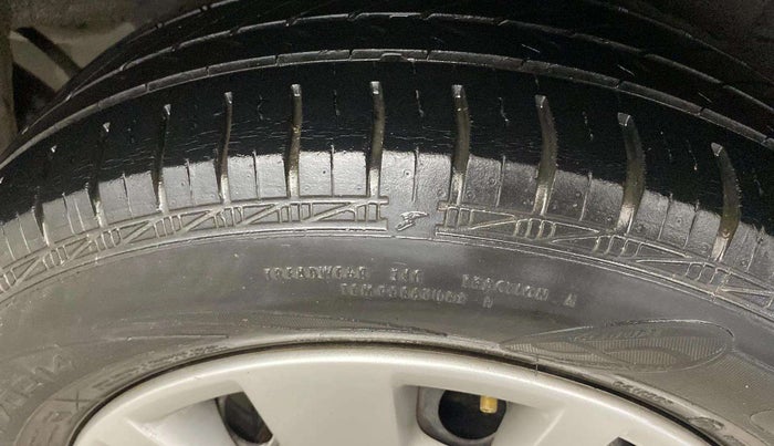2014 Hyundai i20 MAGNA (O) 1.2, Petrol, Manual, 1,02,936 km, Right Rear Tyre Tread