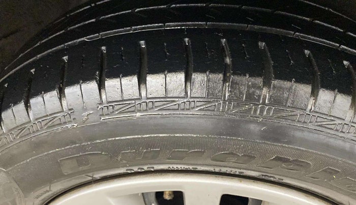 2014 Hyundai i20 MAGNA (O) 1.2, Petrol, Manual, 1,02,936 km, Right Front Tyre Tread