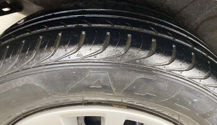 2014 Hyundai i20 MAGNA (O) 1.2, Petrol, Manual, 1,02,936 km, Left Front Tyre Tread