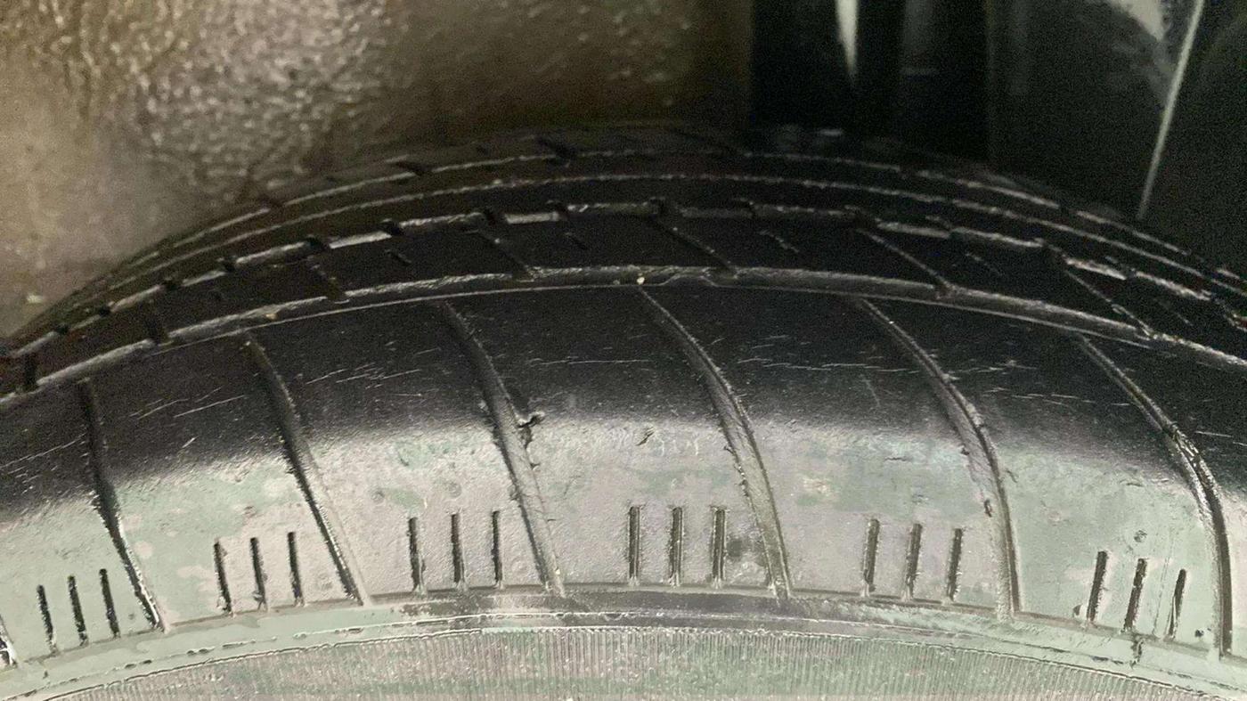 2015 Maruti Ritz ZXI, Petrol, Manual, 40,535 km, Left Rear Tyre Tread