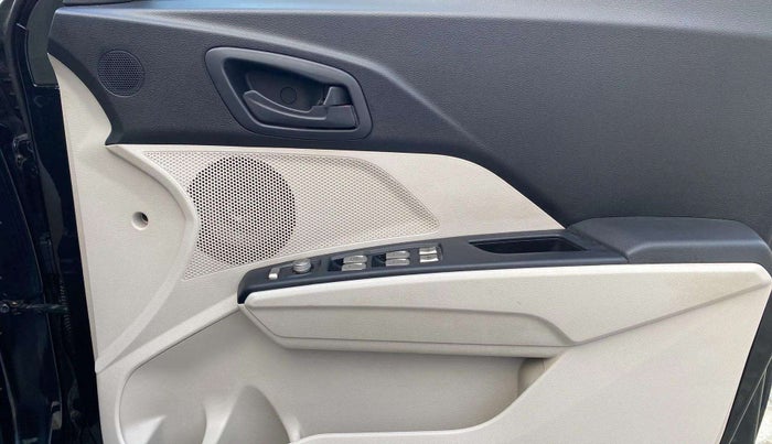 2023 Mahindra XUV300 W4 1.2 PETROL, Petrol, Manual, 21,676 km, Driver Side Door Panels Control
