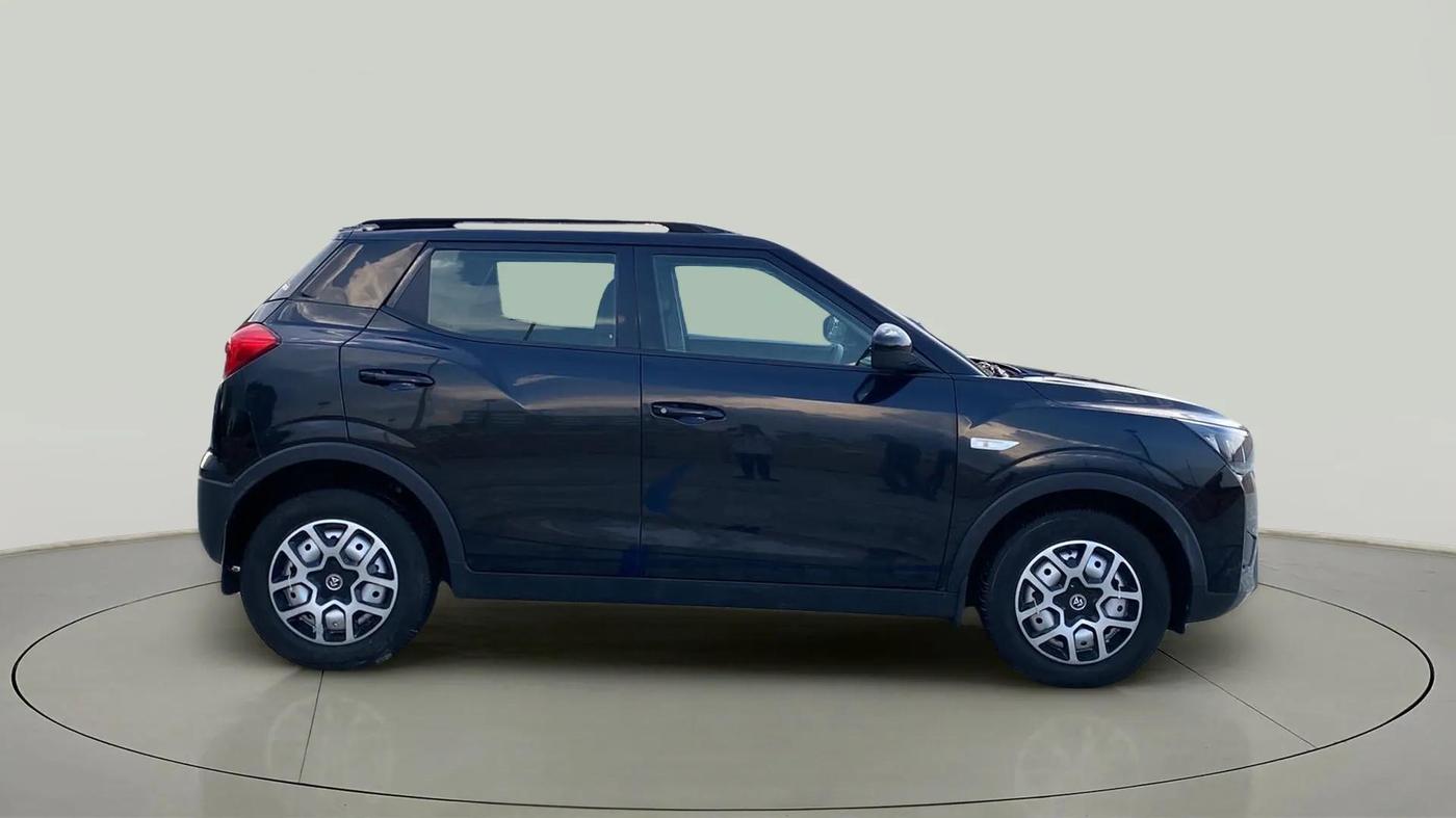2023 Mahindra XUV300 W4 1.2 PETROL, Petrol, Manual, 21,676 km, Right Side View