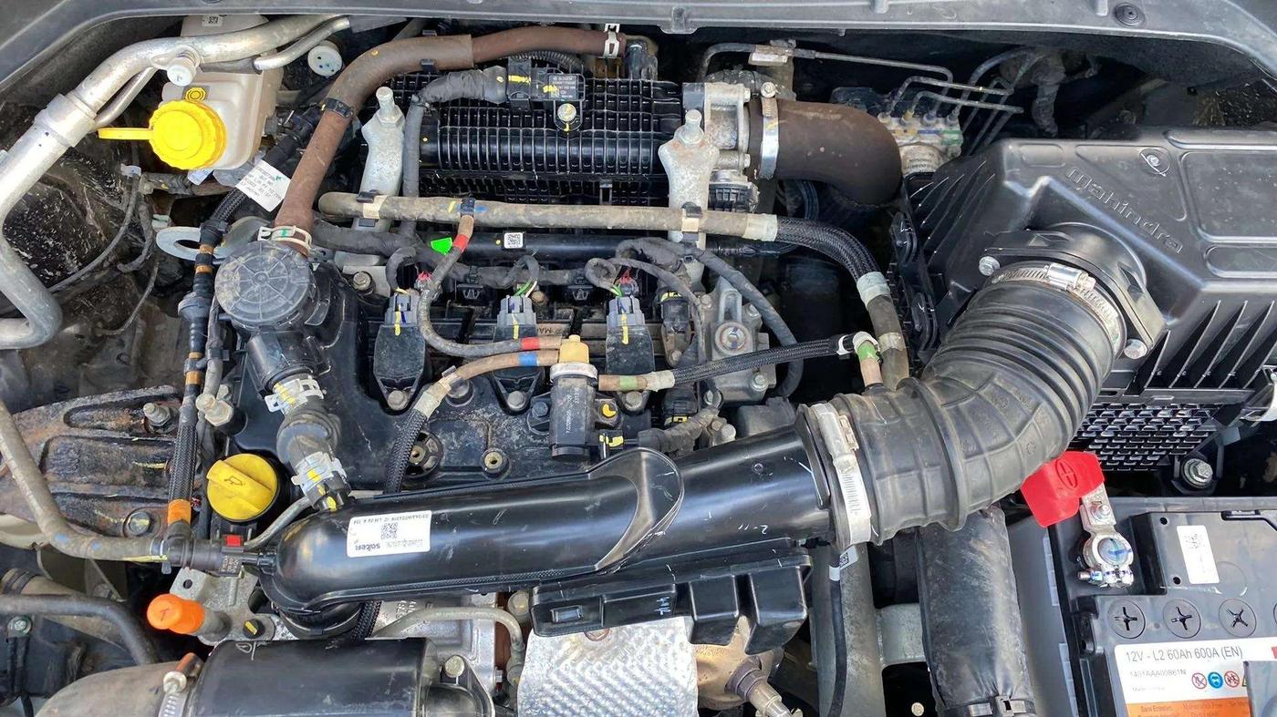 2023 Mahindra XUV300 W4 1.2 PETROL, Petrol, Manual, 21,676 km, Open Bonet