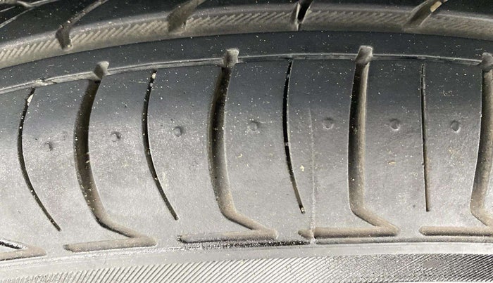 2015 Maruti Swift Dzire VXI, Petrol, Manual, 52,274 km, Left Front Tyre Tread