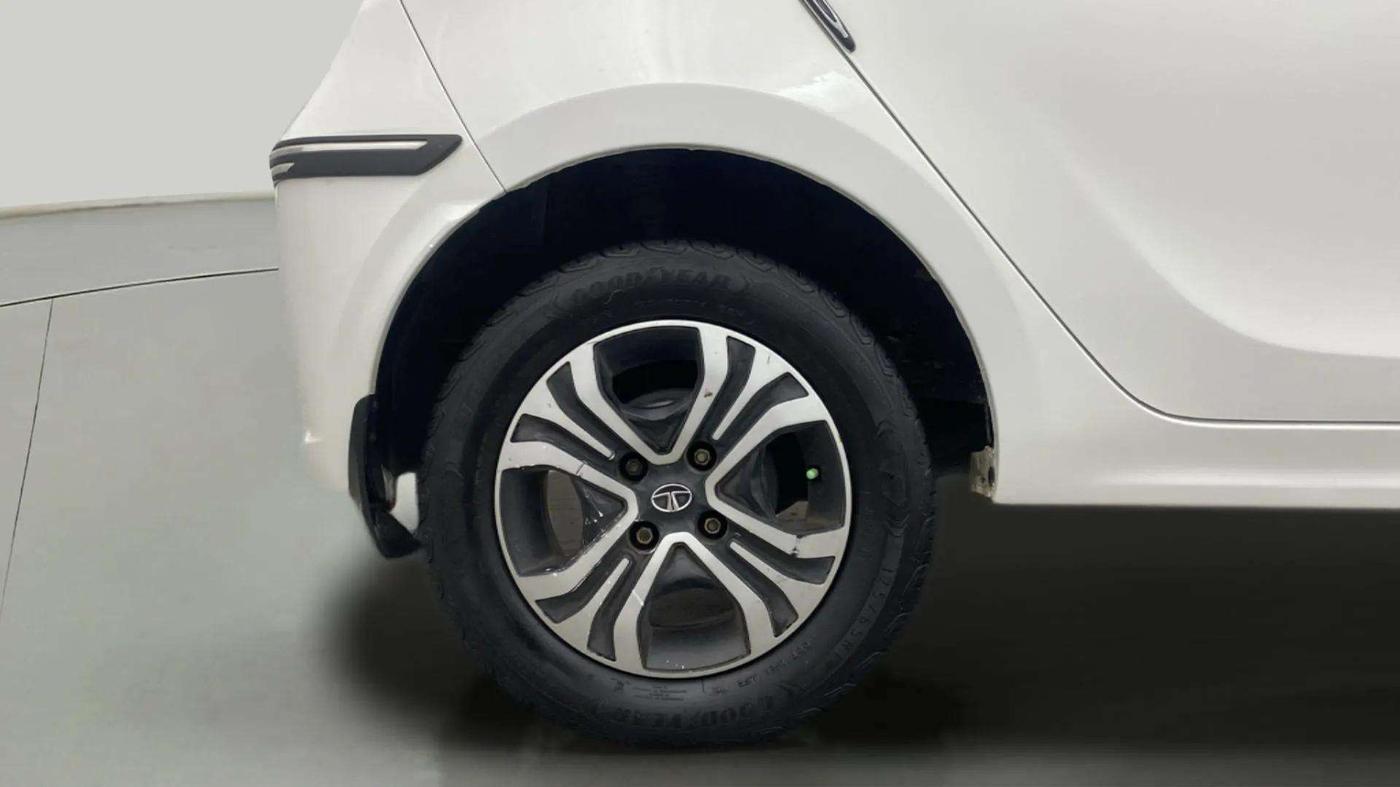 2022 Tata Tiago XZ PLUS CNG, CNG, Manual, 76,301 km, Right Rear Wheel