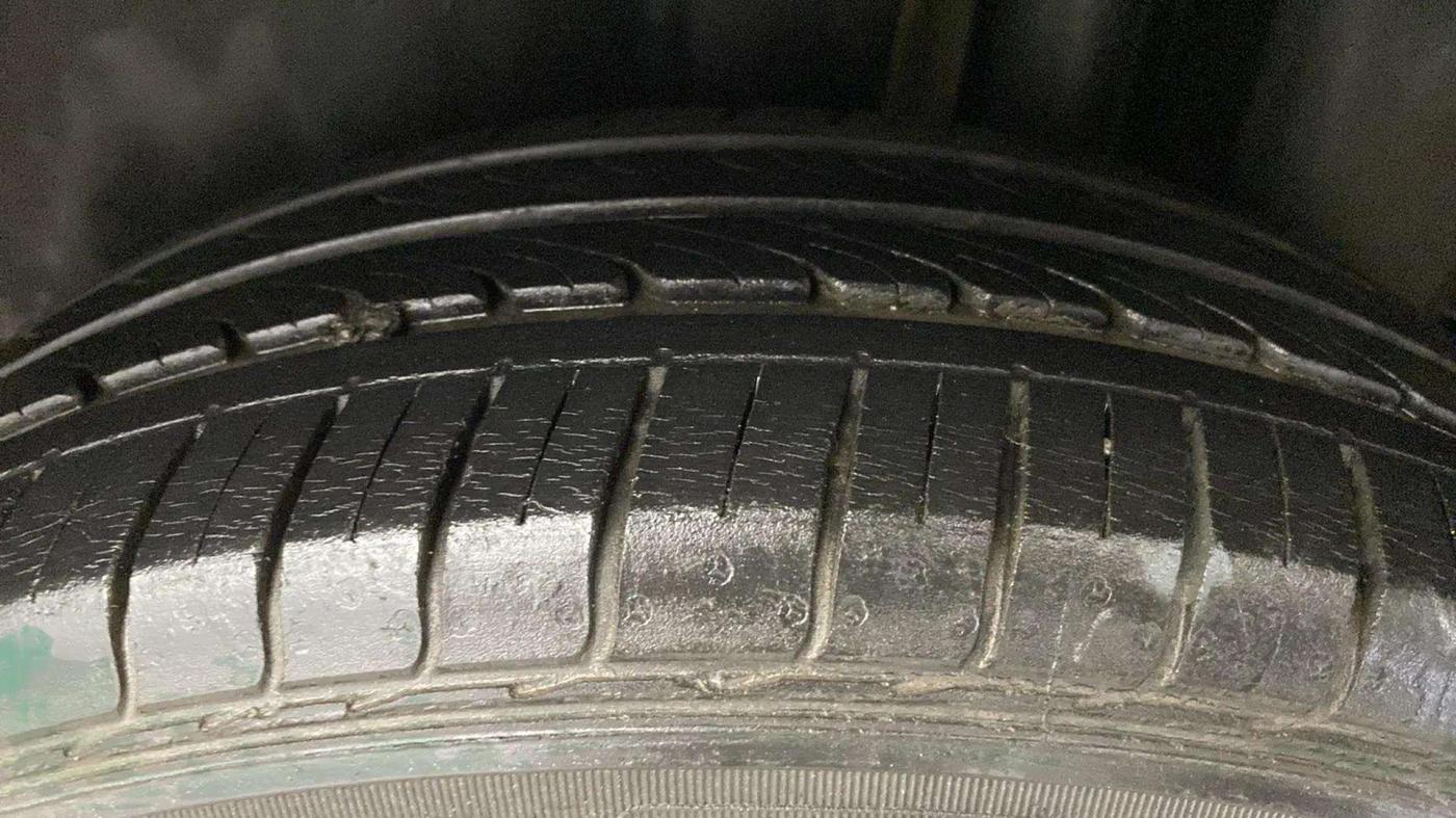 2015 Maruti Ciaz VXI+, Petrol, Manual, 73,632 km, Left Rear Tyre Tread