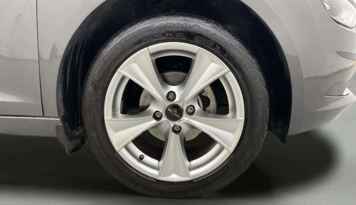 2022 Tata ALTROZ XTA, Petrol, Automatic, 42,351 km, Right Front Wheel
