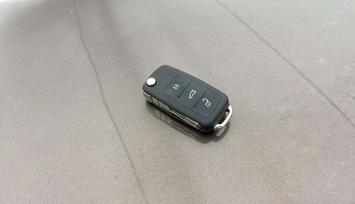2019 Volkswagen Polo HIGHLINE PLUS 1.0, Petrol, Manual, 1,11,111 km, Key Close Up