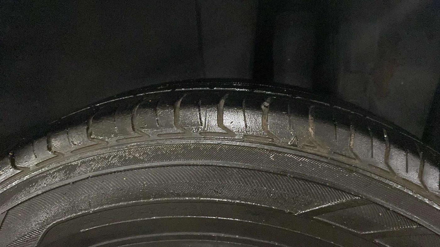2013 Maruti Swift VXI, Petrol, Manual, 86,404 km, Left Rear Tyre Tread