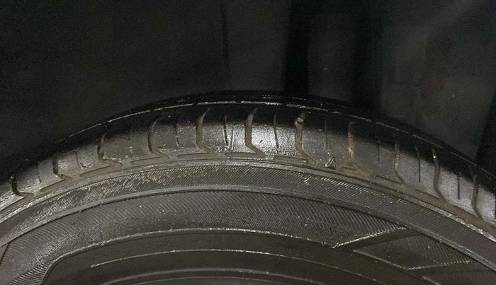 2013 Maruti Swift VXI, Petrol, Manual, 86,217 km, Left Rear Tyre Tread