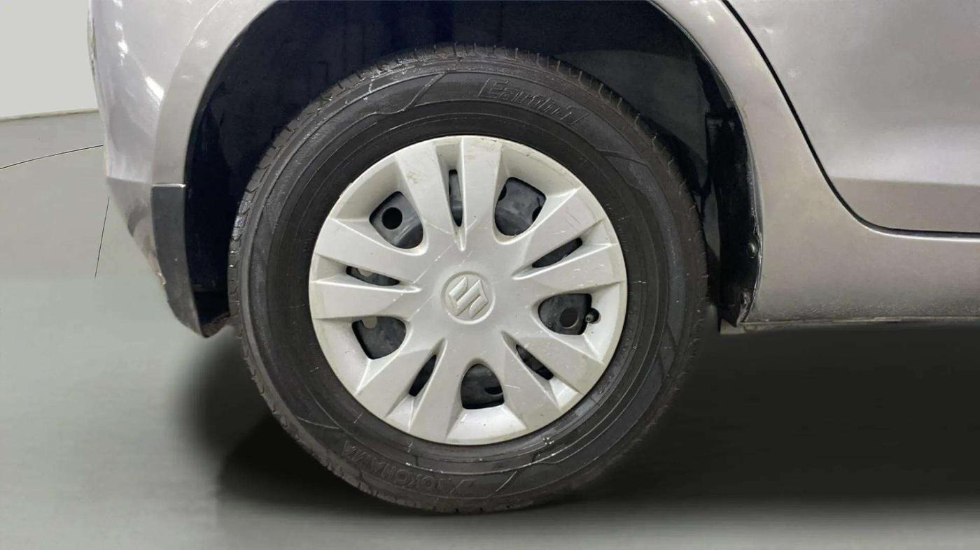 2013 Maruti Swift VXI, Petrol, Manual, 86,404 km, Right Rear Wheel