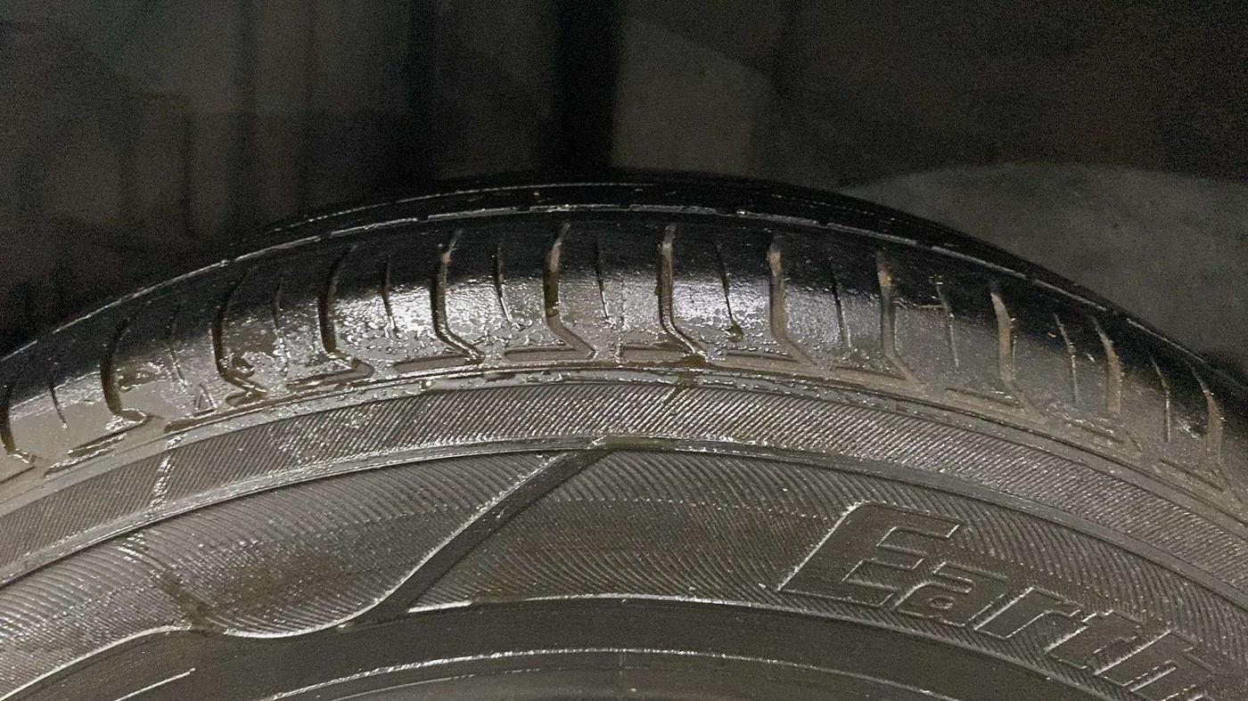 2013 Maruti Swift VXI, Petrol, Manual, 86,404 km, Right Rear Tyre Tread