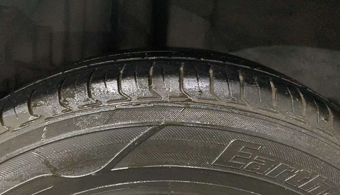 2013 Maruti Swift VXI, Petrol, Manual, 86,217 km, Right Rear Tyre Tread
