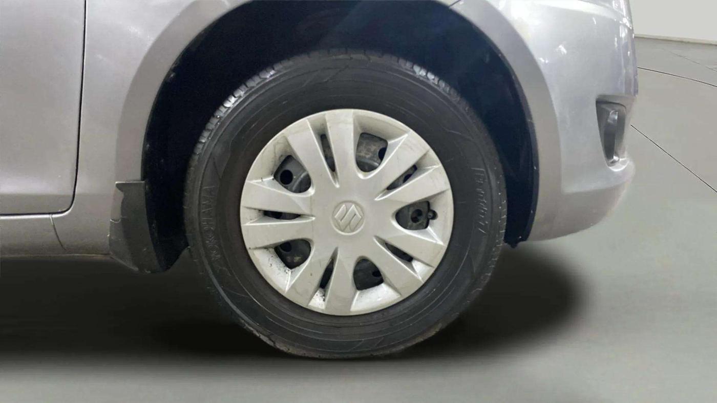 2013 Maruti Swift VXI, Petrol, Manual, 86,404 km, Right Front Wheel