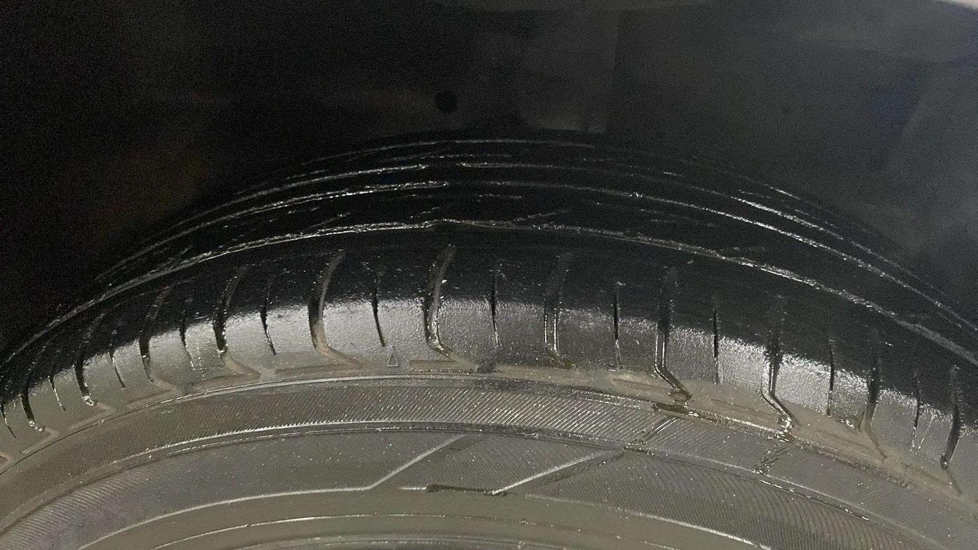 2013 Maruti Swift VXI, Petrol, Manual, 86,404 km, Right Front Tyre Tread