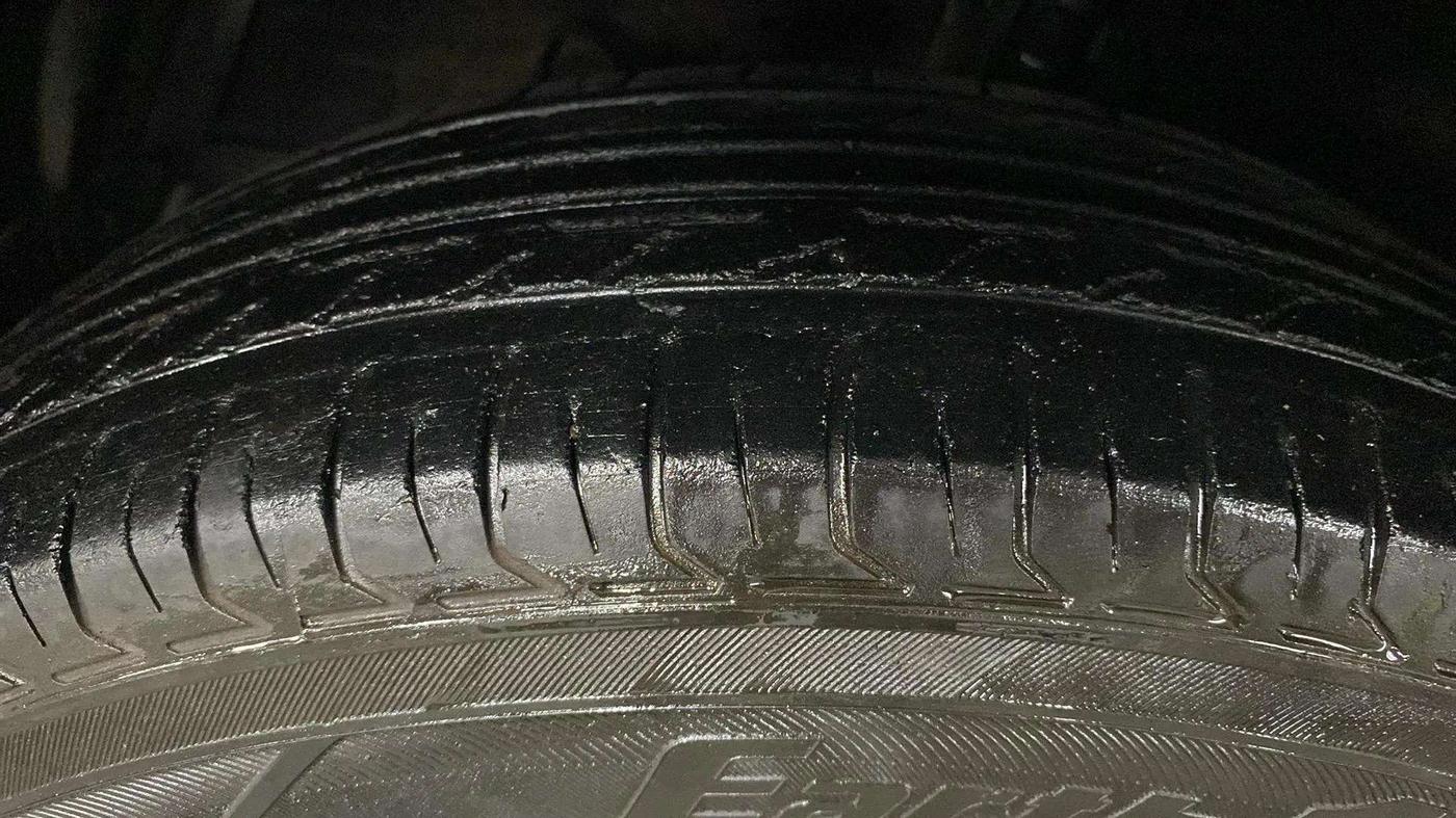 2013 Maruti Swift VXI, Petrol, Manual, 86,404 km, Left Front Tyre Tread