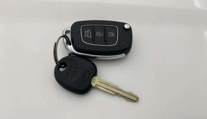 2020 Hyundai VENUE S 1.2, Petrol, Manual, 19,058 km, Key Close Up