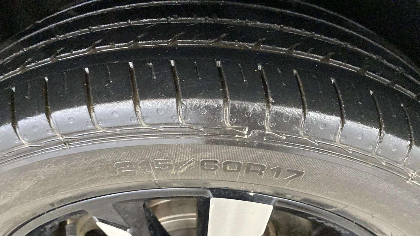 2020 MG HECTOR PLUS SHARP 1.5 PETROL TURBO DCT 6-STR, Petrol, Automatic, 40,758 km, Left Front Tyre Tread