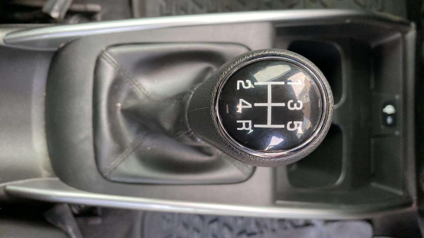 2024 Maruti FRONX ALPHA 1.0L TURBO MT DUAL TONE, Petrol, Manual, 3,605 km, Gear Lever