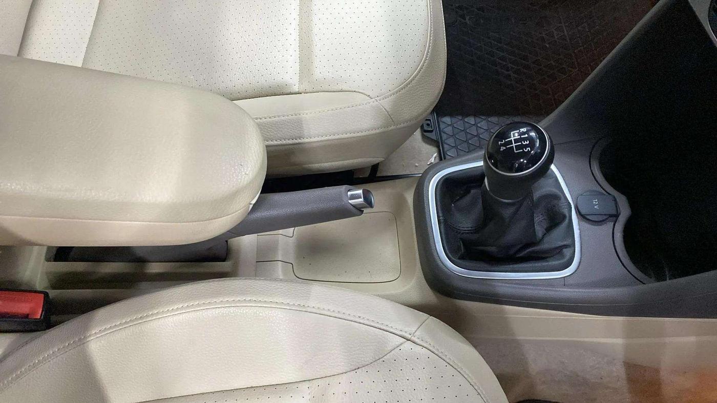 2019 Volkswagen Vento HIGHLINE 1.6 MPI, Petrol, Manual, 4,517 km, Gear Lever