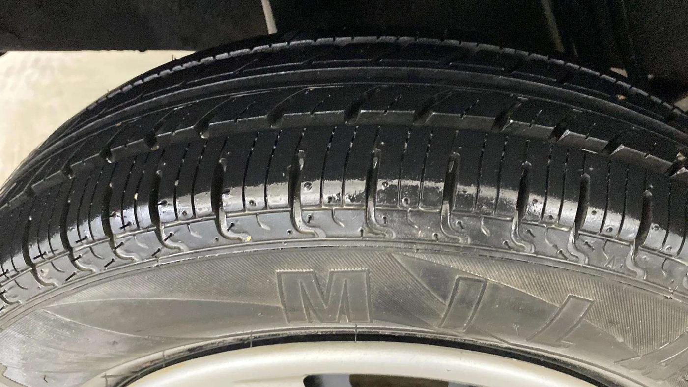 2017 Renault Kwid RXT 1.0 AMT (O), Petrol, Automatic, 21,749 km, Left Front Tyre Tread