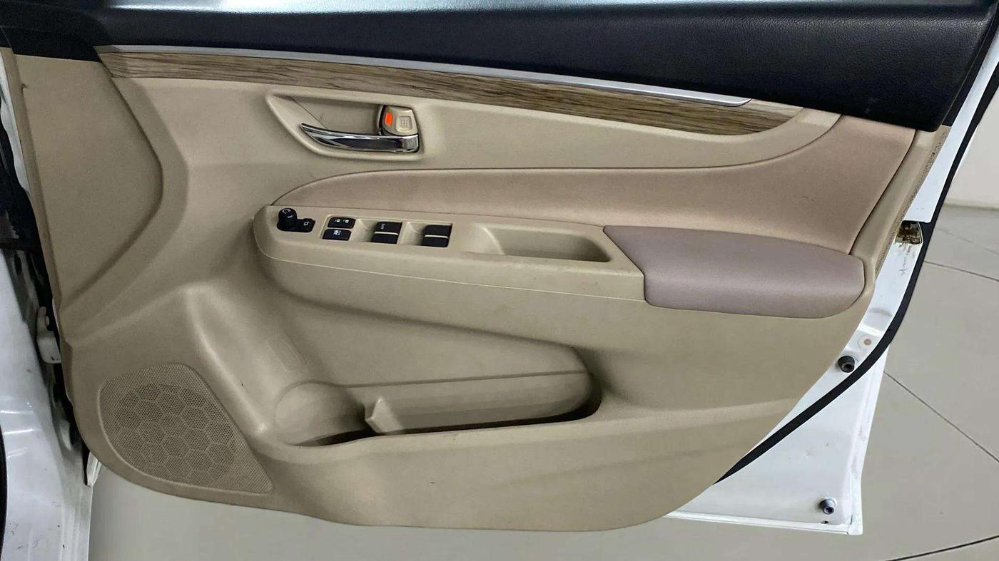2021 Maruti Ciaz ZETA 1.5 SHVS MT PETROL, Petrol, Manual, 26,489 km, Driver Side Door Panels Control