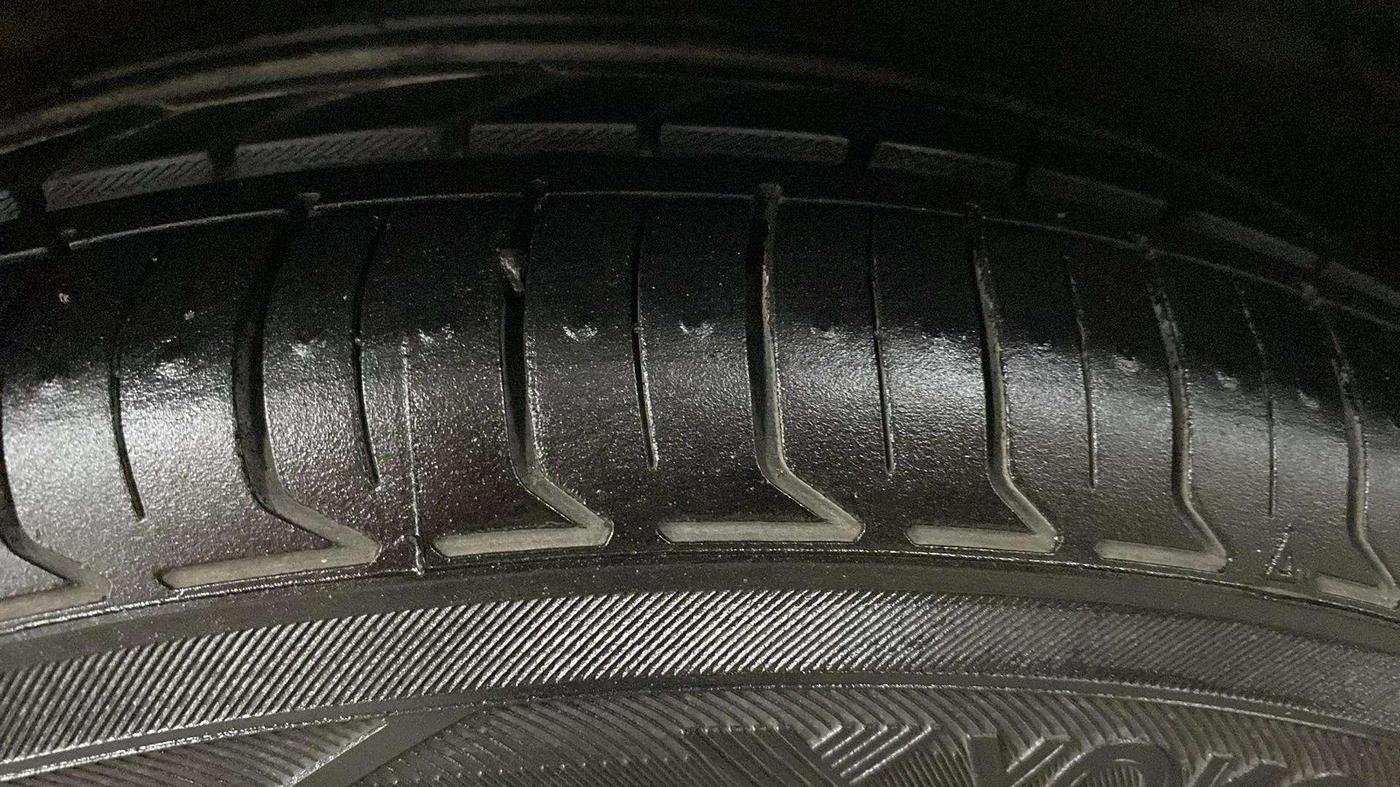 2021 Maruti Ciaz ZETA 1.5 SHVS MT PETROL, Petrol, Manual, 26,489 km, Left Front Tyre Tread