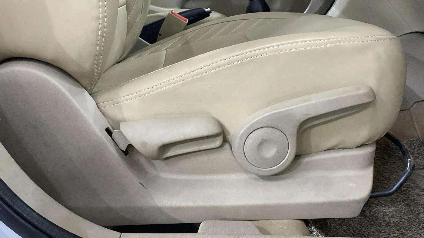 2021 Maruti Ciaz ZETA 1.5 SHVS MT PETROL, Petrol, Manual, 26,489 km, Driver Side Adjustment Panel