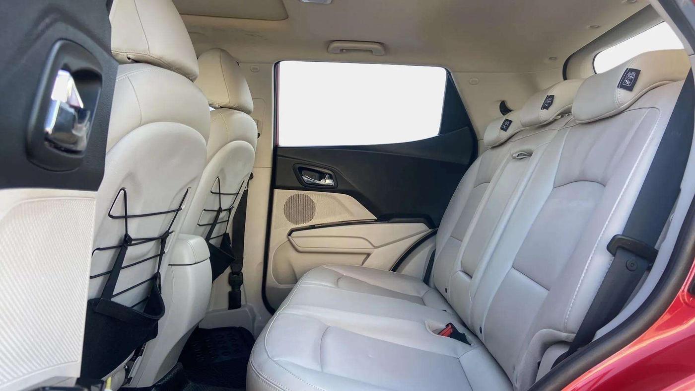 2021 Mahindra XUV300 W8 (O) 1.2 PETROL AMT, Petrol, Automatic, 46,022 km, Right Side Rear Door Cabin