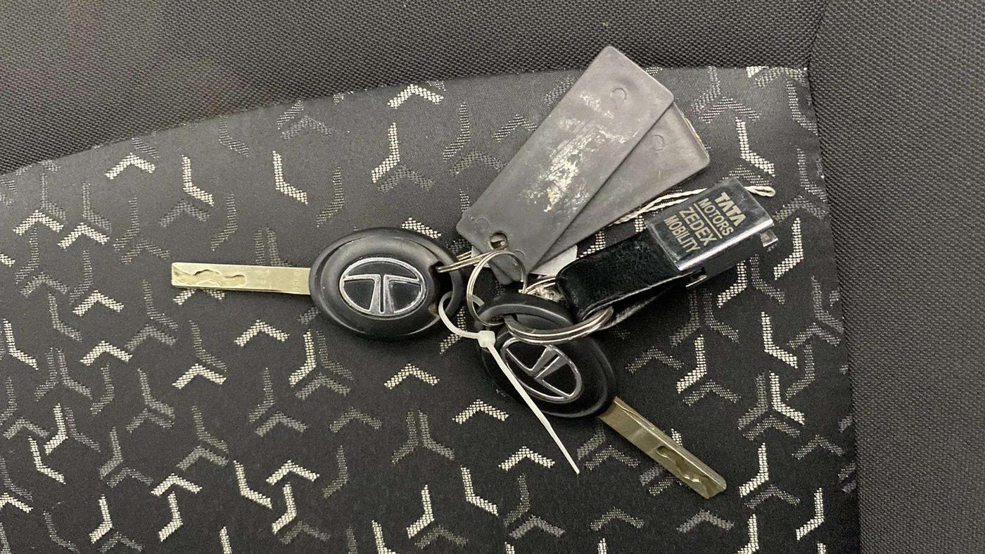 2024 Tata Tiago XE PETROL, Petrol, Manual, 13,036 km, Key Close Up