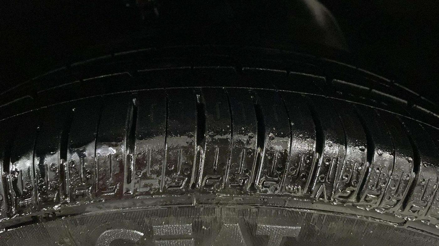 2021 Hyundai NEW I20 SPORTZ 1.2 AT, Petrol, Automatic, 29,207 km, Right Front Tyre Tread
