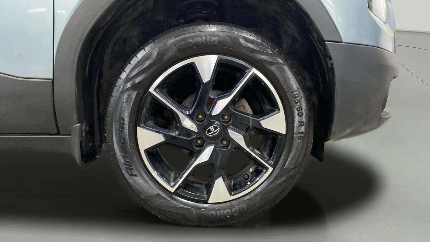 2021 Tata PUNCH CREATIVE  1.2 RTN DUAL TONE, Petrol, Manual, 18,913 km, Right Front Wheel