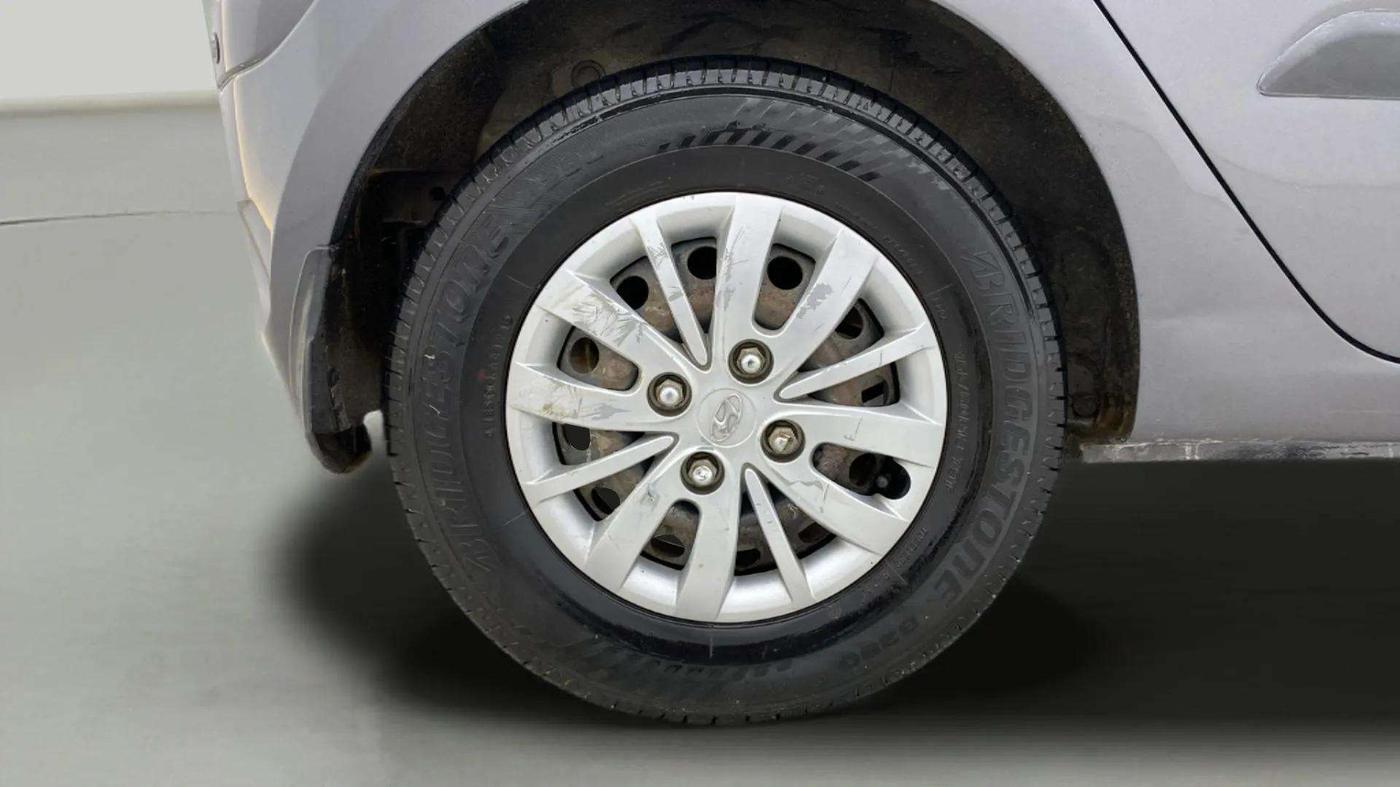 2015 Hyundai i10 SPORTZ 1.1, Petrol, Manual, 62,702 km, Right Rear Wheel