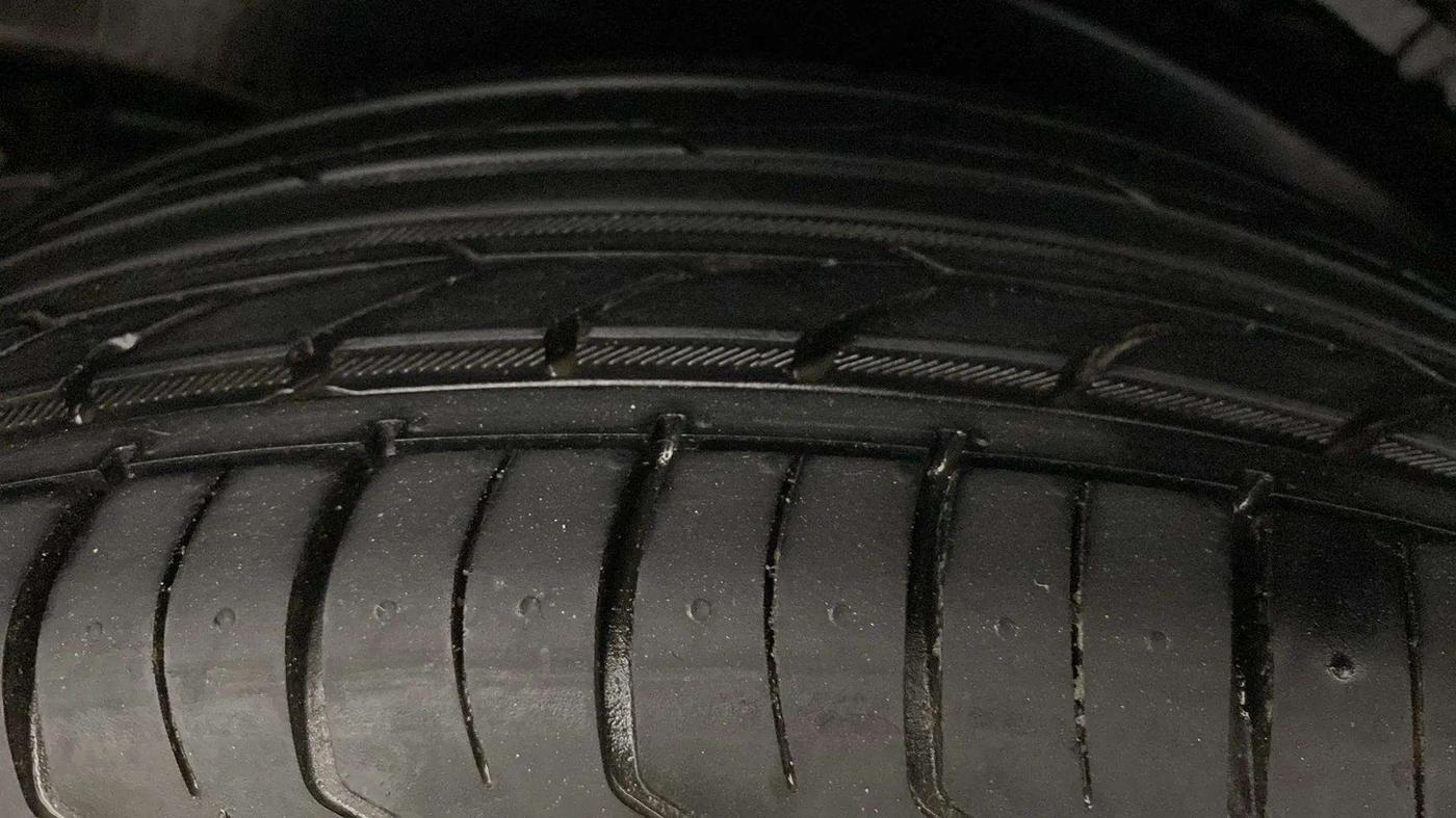 2018 Toyota Innova Crysta 2.4 VX 7 STR, Diesel, Manual, 98,512 km, Left Rear Tyre Tread