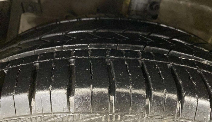 2013 Maruti Ertiga VXI, Petrol, Manual, 37,702 km, Left Front Tyre Tread