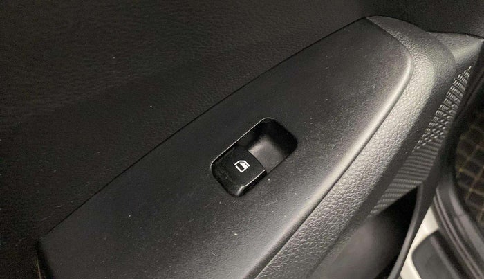 2022 KIA SELTOS HTE 1.5 DIESEL, Diesel, Manual, 46,778 km, Left front window switch / handle - Power window makes minor noise