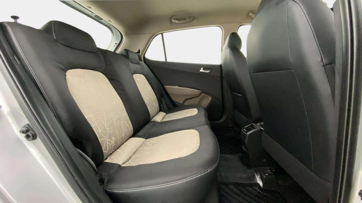 2016 Hyundai Grand i10 SPORTZ 1.1 CRDI, Diesel, Manual, 64,416 km, Right Side Rear Door Cabin