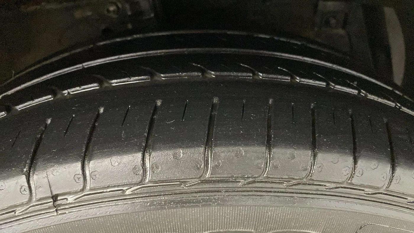 2015 Maruti Ciaz ZXI, Petrol, Manual, 95,422 km, Right Front Tyre Tread