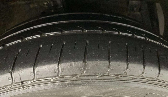 2015 Maruti Ciaz ZXI, Petrol, Manual, 95,339 km, Right Front Tyre Tread