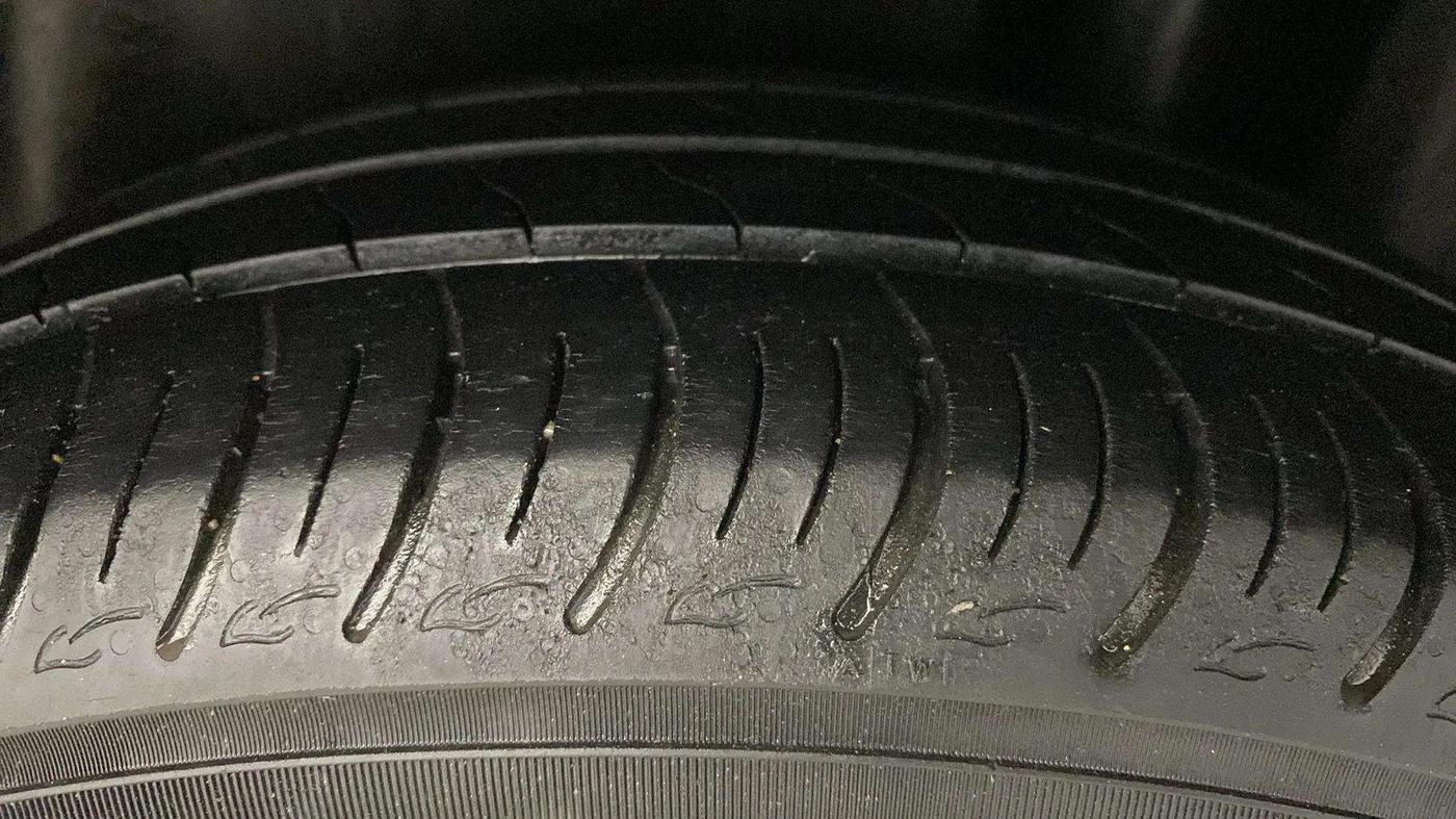 2015 Maruti Ciaz ZXI, Petrol, Manual, 95,422 km, Left Rear Tyre Tread