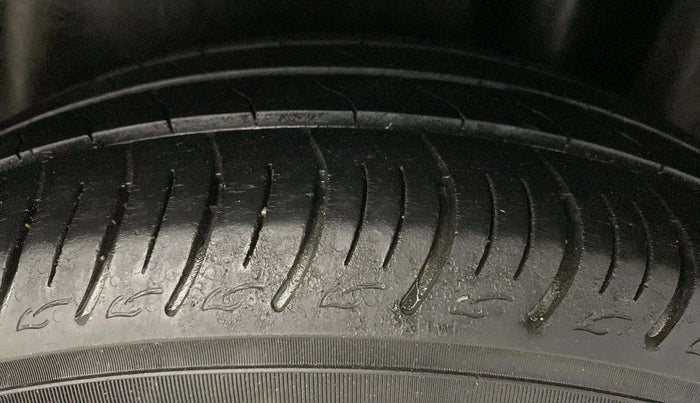 2015 Maruti Ciaz ZXI, Petrol, Manual, 95,339 km, Left Rear Tyre Tread